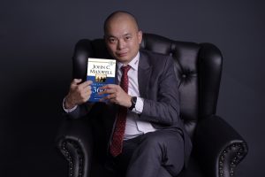 Phạm Tiến Dũng cùng cuốn sách tâm đắc: Lãnh Đạo 360